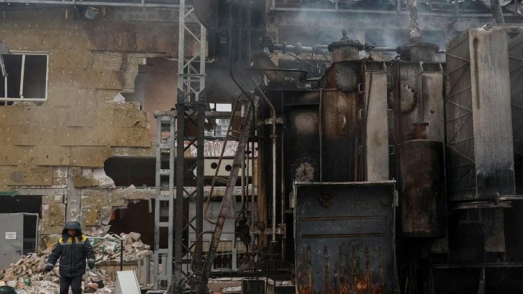 Um trabalhador do setor de energia caminha em uma subesta&ccedil;&atilde;o el&eacute;trica danificada por um recente ataque russo com drones e m&iacute;sseis, em meio ao ataque da R&uacute;ssia &agrave; Ucr&acirc;nia, em Odessa, Ucr&acirc;nia, em 18 de fevereiro de 2026. REUTERS/Nina Liashonok TPX IMAGES OF THE DAY