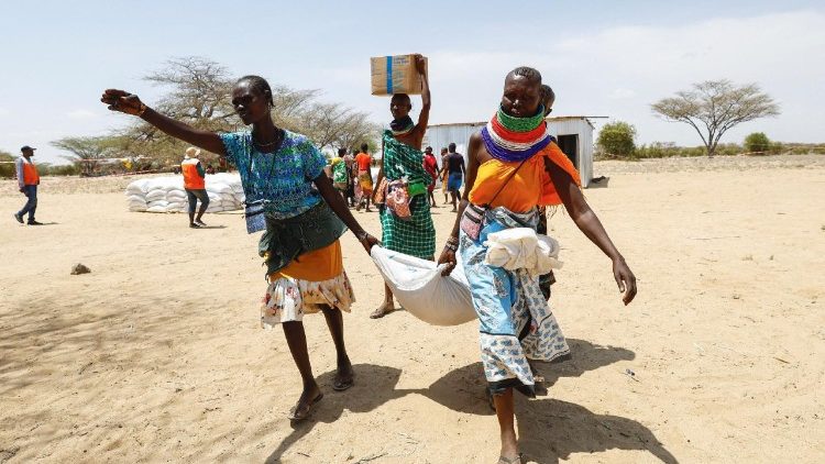 Women from the indigenous Turkana Nilotic community at a WFP food distribution centre 