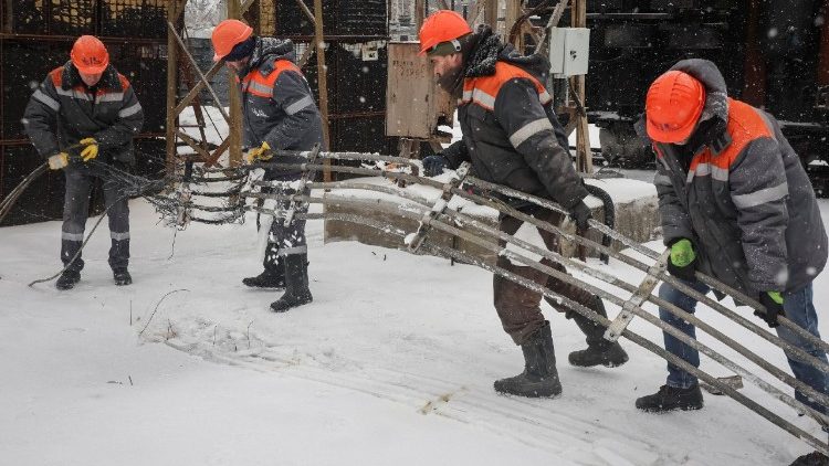 Oper&aacute;rios reparam uma subesta&ccedil;&atilde;o el&eacute;trica danificada por um recente ataque russo com drones e m&iacute;sseis, em meio ao ataque da R&uacute;ssia &agrave; Ucr&acirc;nia, em Kharkiv, Ucr&acirc;nia, em 20 de fevereiro de 2026. REUTERS/Vyacheslav Madiyevskyy