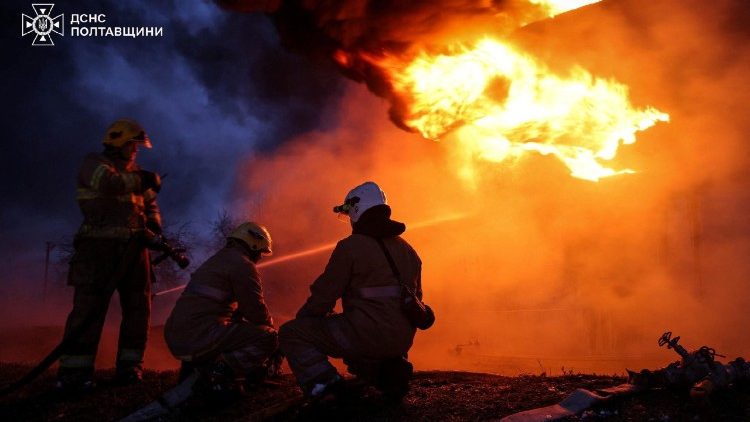 Bombeiros trabalham no local de um ataque russo, em meio &agrave; ofensiva da R&uacute;ssia contra a Ucr&acirc;nia, na regi&atilde;o de Poltava, Ucr&acirc;nia, nesta foto divulgada em 20 de fevereiro de 2026. Servi&ccedil;o de imprensa do Servi&ccedil;o Estatal de Emerg&ecirc;ncia da Ucr&acirc;nia na regi&atilde;o de Poltava/Foto divulgada via REUTERS.