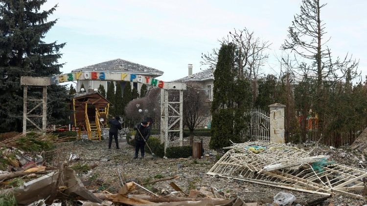 Pessoas removem destro&ccedil;os em uma &aacute;rea residencial danificada por um ataque de m&iacute;ssil russo, em meio ao ataque da R&uacute;ssia &agrave; Ucr&acirc;nia, na regi&atilde;o de Kiev, Ucr&acirc;nia, em 22 de fevereiro de 2026. REUTERS/Valentyn Ogirenko