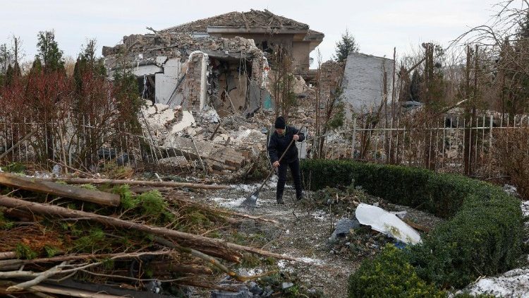 Uma pessoa remove os destro&ccedil;os de uma &aacute;rea residencial danificada por um ataque de m&iacute;ssil russo, em meio ao ataque da R&uacute;ssia &agrave; Ucr&acirc;nia, na regi&atilde;o de Kiev, Ucr&acirc;nia, em 22 de fevereiro de 2026. REUTERS/Valentyn Ogirenko