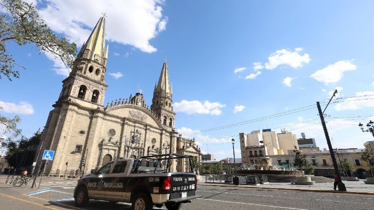 Um ve&iacute;culo policial em uma rua quase vazia ap&oacute;s uma s&eacute;rie de bloqueios e ataques de organiza&ccedil;&otilde;es criminosas.  REUTERS/Michelle Freyria