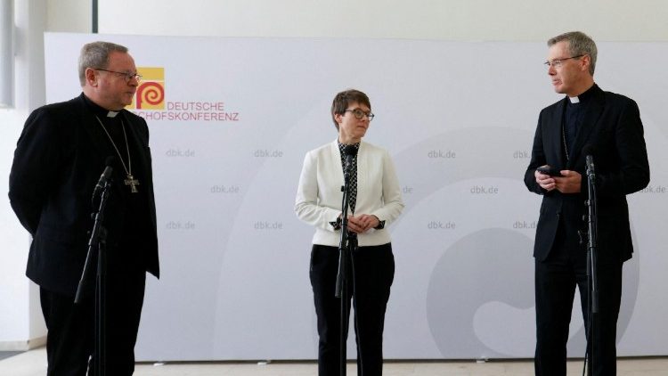 Wilmer (rechts) mit seinem Vorgänger Bätzing und DBK-Generalsekretärin Gilles