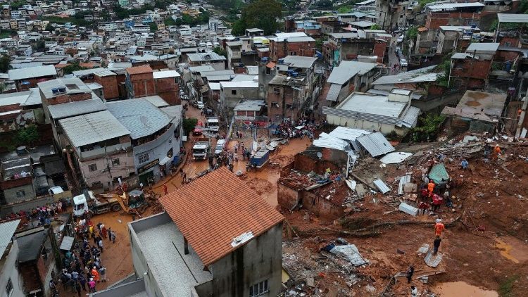 Imagem a&eacute;rea mostra os escombros de um edif&iacute;cio que desabou no bairro JK ap&oacute;s as fortes chuvas que deixaram mortos, em Juiz de Fora.