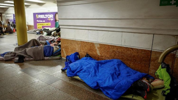 Pessoas se abrigam dentro de uma esta&ccedil;&atilde;o de metr&ocirc; durante um ataque russo com m&iacute;sseis e drones, em meio &agrave; ofensiva da R&uacute;ssia contra a Ucr&acirc;nia, em Kiev, Ucr&acirc;nia, em 26 de fevereiro de 2026. REUTERS/Alina Smutko