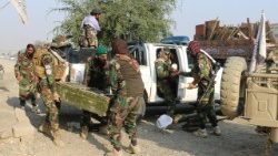 तालिबान सैनिक हथियारों को ले जाते हुए (प्रतीकात्मक तस्वीर)