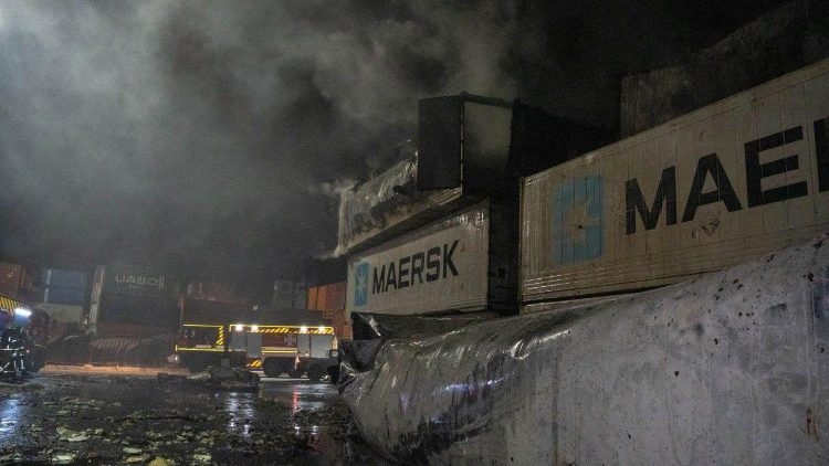 Cont&ecirc;ineres mar&iacute;timos danificados por ataques de drones russos durante a noite em um complexo portu&aacute;rio, em meio ao ataque da R&uacute;ssia &agrave; Ucr&acirc;nia, na regi&atilde;o de Odessa, Ucr&acirc;nia.