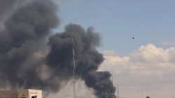 Colonne di fumo si alzano nei cieli di Teheran dopo un attacco isaelo-statunitense