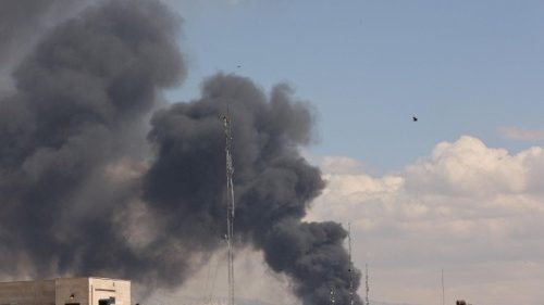 Intesa in Iran sul successore di Khamenei mentre i raid colpiscono i siti petroliferi