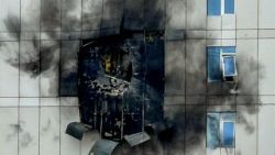 Prédio danificado por um ataque de drone iraniano, após Israel e os EUA lançarem ataques contra o Irã, em Juffair, Manama, Bahrein, 1º de março de 2026. REUTERS/Hamad I Mohamme