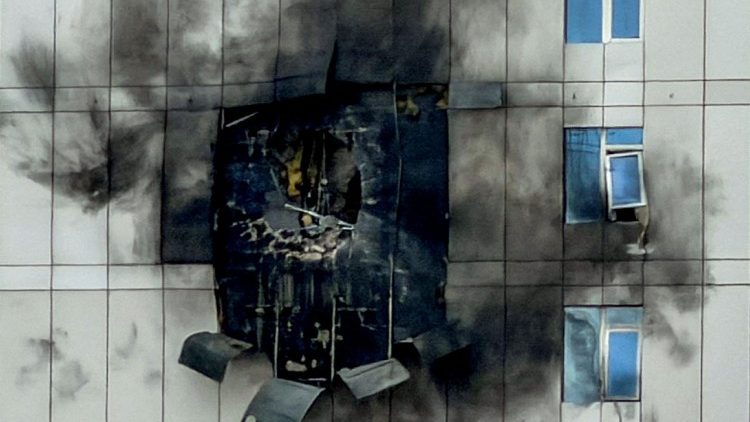 Prédio danificado por um ataque de drone iraniano, após Israel e os EUA lançarem ataques contra o Irã, em Juffair, Manama, Bahrein, 1º de março de 2026. REUTERS/Hamad I Mohamme