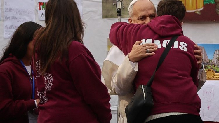 A pl&eacute;b&aacute;nia Magis csoportja k&ouml;sz&ouml;nti a p&aacute;p&aacute;t