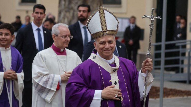 Papst Leo bei seinem dritten Pfarreibesuch in den Problemvierteln Roms