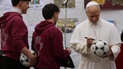 Visita de leão XIV à Paróquia da Ascensão, periferia de Roma (©REUTERS/Vincenzo Livieri)
