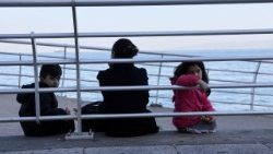 Mulheres e crianças deslocadas se abrigam nesta segunda-feira (02/03) à beira-mar em Beirute, no Líbano, após escalada entre Hezbollah e Israel em meio ao conflito entre os EUA e Israel com o Irã