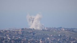 Una colonna di fumo si alza dal territorio libanese