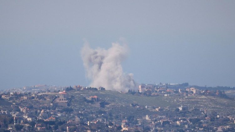 Una colonna di fumo si alza dal territorio libanese