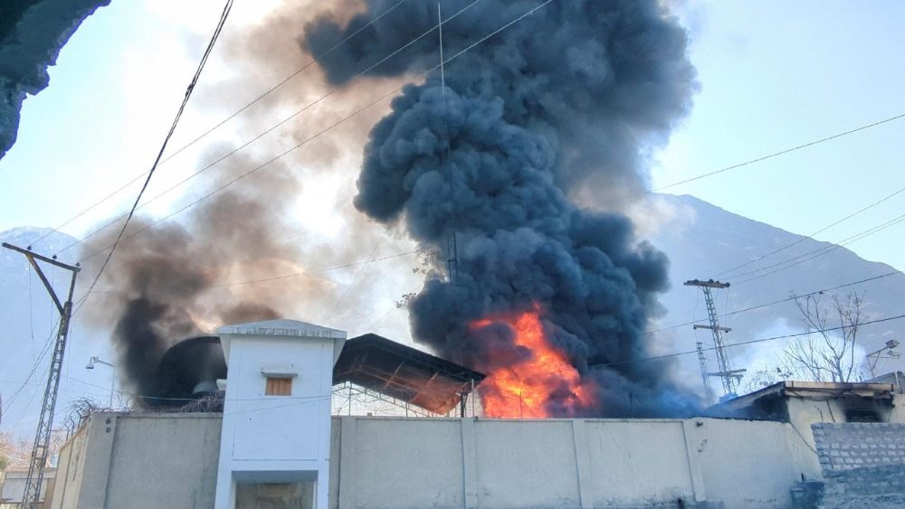Fumaça e chamas se elevam das instalações do escritório da ONU, após o prédio ter sido incendiado por manifestantes em decorrência dos ataques dos EUA e de Israel contra o Irã, que resultaram na morte do líder supremo, o aiatolá Ali Khamenei, na cidade de Gilgit, Gilgit-Baltistão, Paquistão, em 1º de março de 2026. Foto tirada com um celular. REUTERS/Mubarak Hussain