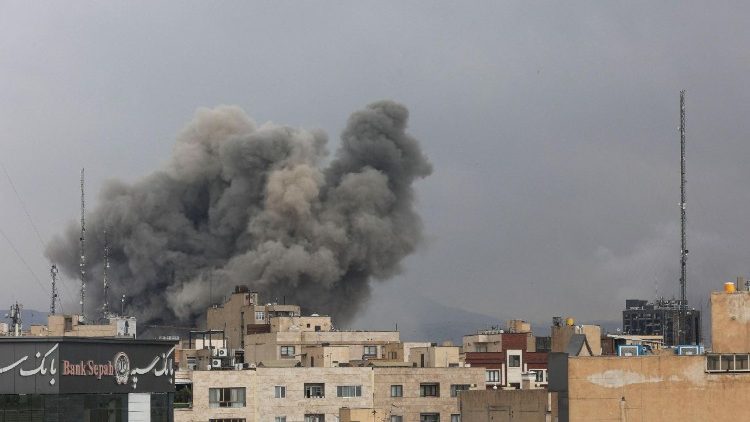 तेहरान में हवाई हमले से धुआँ उठा