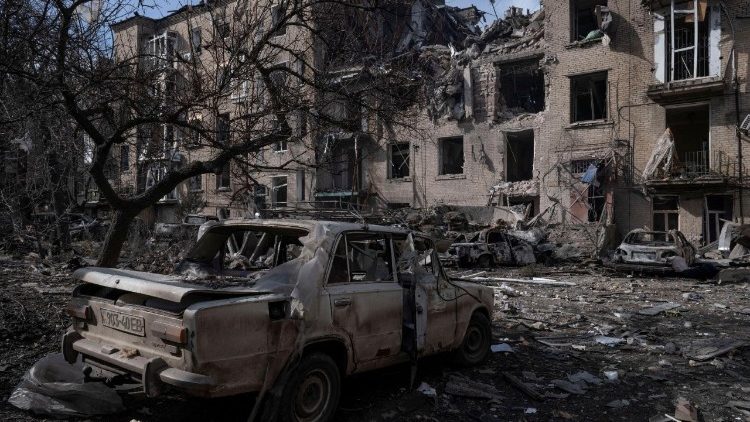 Carros e pr&eacute;dios de apartamentos atingidos por um ataque a&eacute;reo russo, em meio ao ataque da R&uacute;ssia &agrave; Ucr&acirc;nia, na cidade fronteiri&ccedil;a de Druzhkivka, na regi&atilde;o de Donetsk, Ucr&acirc;nia, em 2 de mar&ccedil;o de 2026. Iryna Rybakova/Press Service of the 93rd Kholodnyi Yar Separate Mechanized Brigade of the Ukrainian Armed Forces/Handout via REUTERS