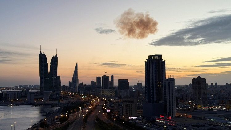 Fumaça sobe após um drone iraniano ser interceptado sobre as torres do Bahrain Financial Harbour, onde fica a embaixada de Israel, em Manama.