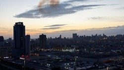 Rauchwolke über Bahrains Hauptstadt Manama, wo eine iranische Drohne abgefangen wurde