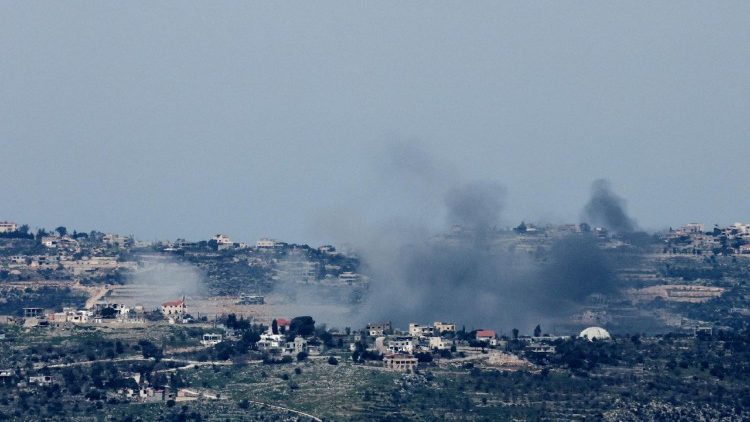 Il fumo si alza dal Libano meridionale, nel mezzo dell'escalation tra Hezbollah e Israele