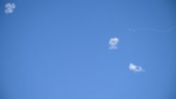 Verpufft: Wolken am Himmel über Tel Aviv, nachdem Israel aus dem Libanon abgefeuerte Geschosse abgefangen hat