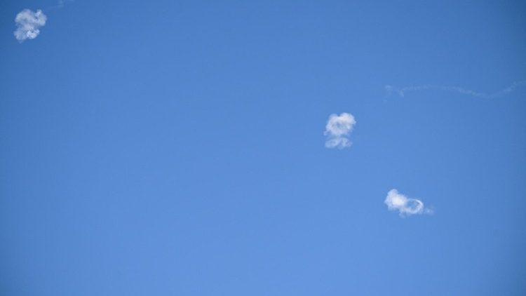 Verpufft: Wolken am Himmel über Tel Aviv, nachdem Israel aus dem Libanon abgefeuerte Geschosse abgefangen hat