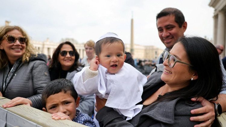 विश्वासियों का अभिवादन करते हुए संत पापा लियो