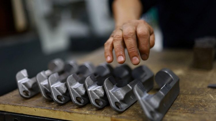 Il Papa ha esortato il Movimento degli Imprenditori e Dirigenti Cristiani, in occasione del suo centenario, a intendere l'economia come strumento di sviluppo della persona umana. 