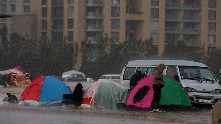 Los libaneses desplazados internamente están instalando tiendas de campaña en Beirut para escapar de la violencia de la guerra