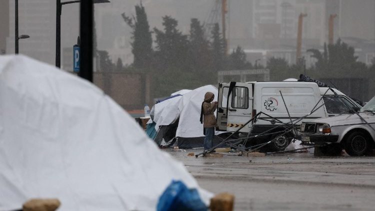 Sfollati interni libanesi piantano le tende a Beirut per sfuggire dalla violenza della guerra