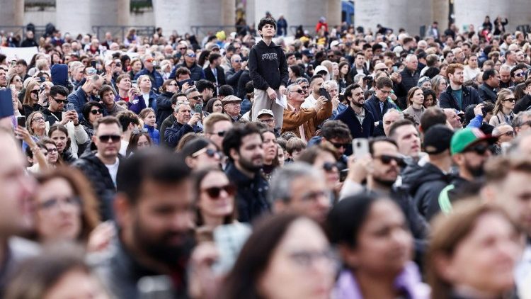 На Плошчы Святога Пятра падчас малітвы "Анёл Панскі"