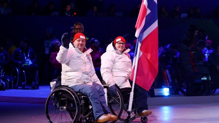 Zwei norwegische Sportler bei der Abschlusszeremonie