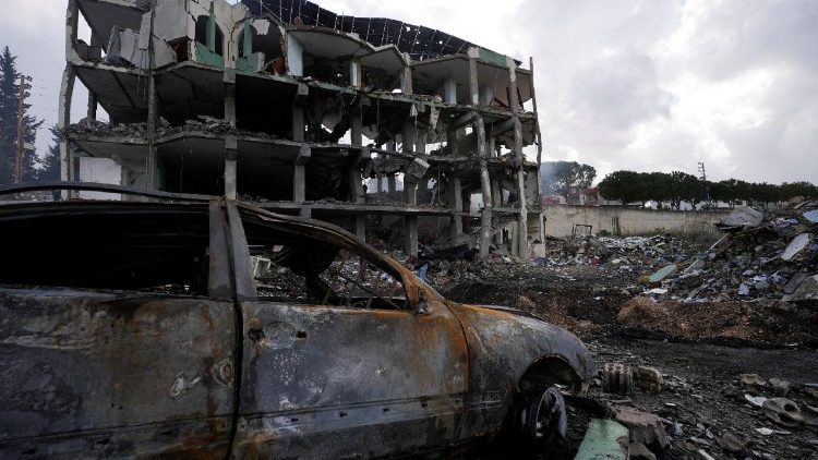 लेबनान में हमले में ध्वस्त इमारत