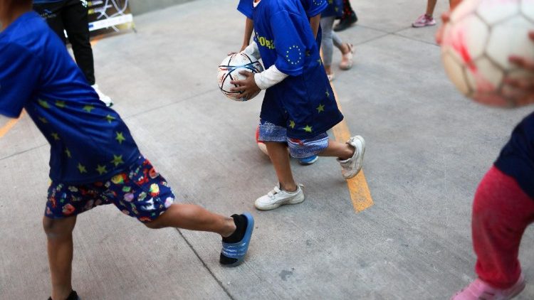 Mexikanische Kinder beim Fußball