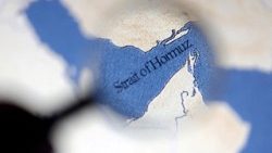 Die Abbildung zeigt eine Karte mit der Straße von Hormus und dem Iran