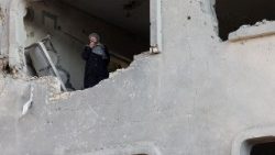 破壊された建物の中に立つ女性　2026年3月21日　イラン、テヘラン市内