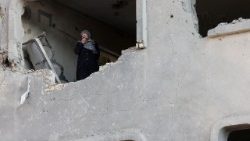 Una donna in lacrime in un edificio distrutto a Teheran