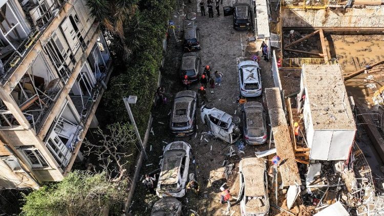 Imagem a&eacute;rea das consequ&ecirc;ncias dos ataques de m&iacute;sseis iranianos no centro de Israel