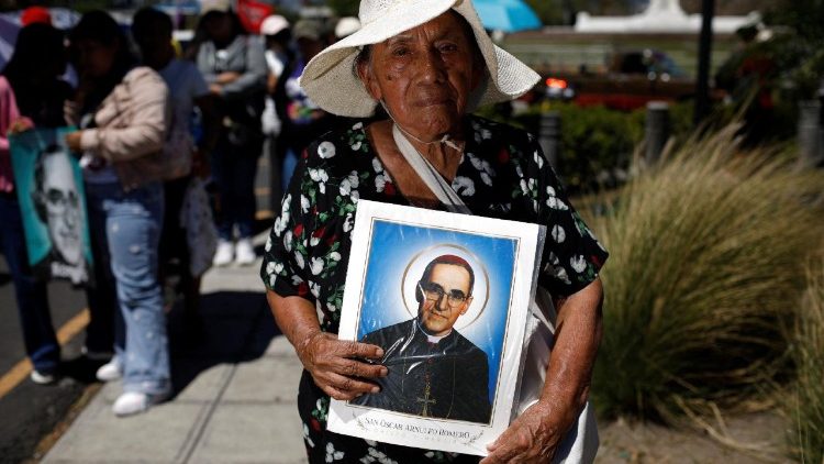 Protesto para recordar o 46º aniversário do assassinato de São Oscar Arnulfo Romero, em San Salvador.