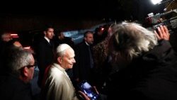 संत पापा लियो 14वें कास्टेल गंडोल्फो में पत्रकारों के साथ