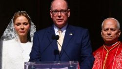 Princi Albert II i Monakos i drejtohet turmës, pranë Princeshës Charlene të Monakos dhe Papa Leonit XIV, nga ballkoni i Pallatit të Princit, në Monako, më 28 mars 2026.