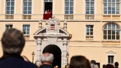 A hercegi palota ablakából köszönti Leó pápa a lakosokat 