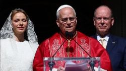 संत पापा ने पैलेस के झरोखे से सामने चौक पर उपस्थित हजारों मोनाको वासियों का अभिवादन किया