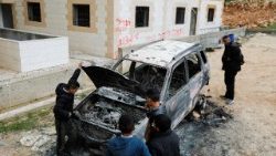 Le violenze perpetrate da coloni israeliani a Hebron in Cisgiordania (Reuters)