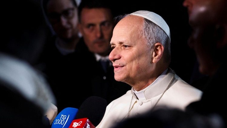 Leó pápa az újságírók körében Castel Gandolfóban