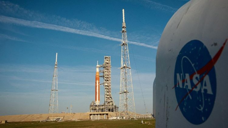 NASA-Mission Artemis II: Die Trägerrakete Space Launch System (SLS) mit der Orion-Besatzungskapsel am Kennedy Space Center in Cape Canaveral